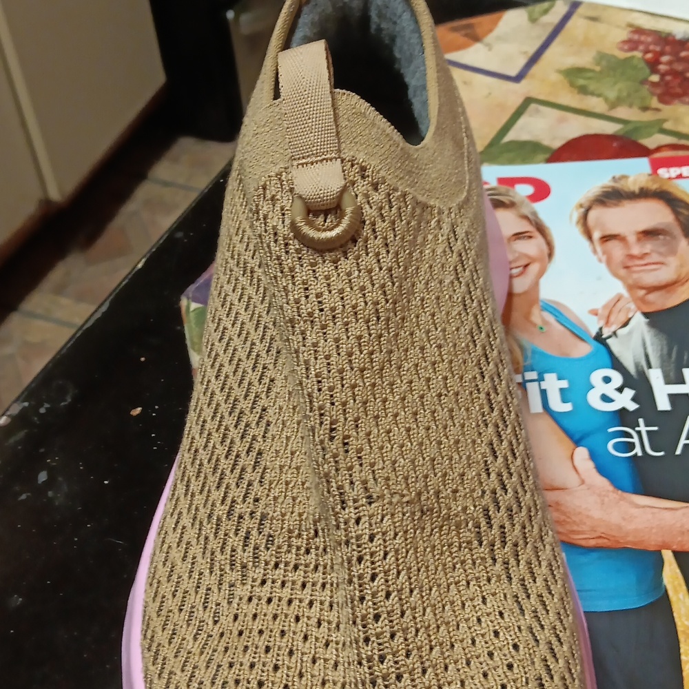 All birds slip on sneaker 10.5 wide. - Picture 2 of 4